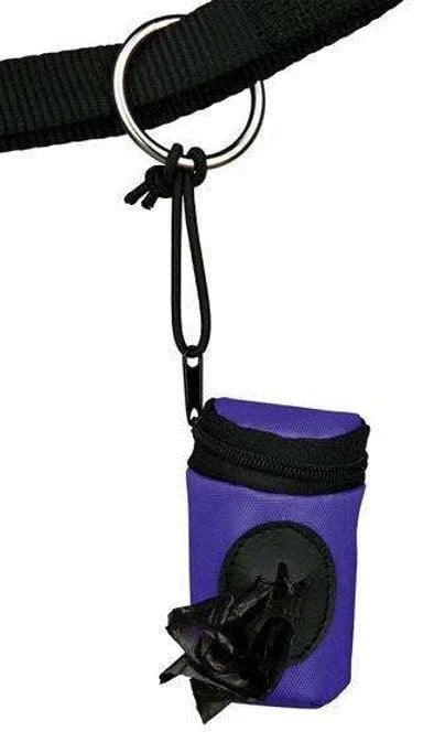 Distributore sacchetti igienici cane Trixie viola agganciato al guinzaglio